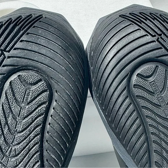 New Balance Fuel Cell Black and Gray court shoes - Picture 4 of 12